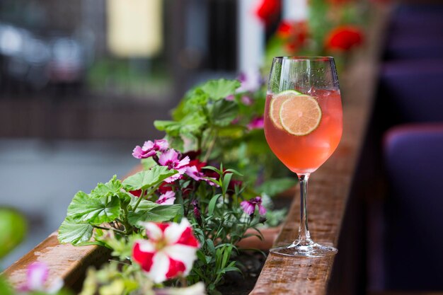 Cocktail d'alcool sur un tonneau en bois