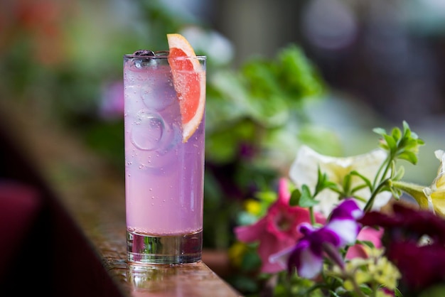 Cocktail d'alcool sur un tonneau en bois