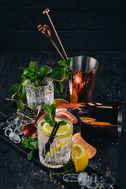 Cocktail alcoolique Gintonic Glace à la liqueur d'orange Sur un fond en bois noir