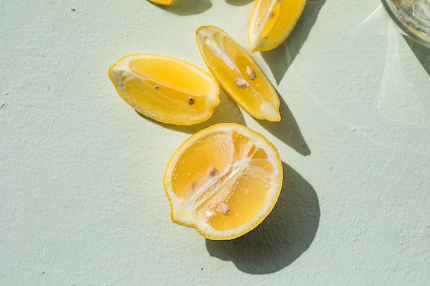 Cocktail alcoolisé au gin tonic avec du jus de citron tonique amer au gin sec