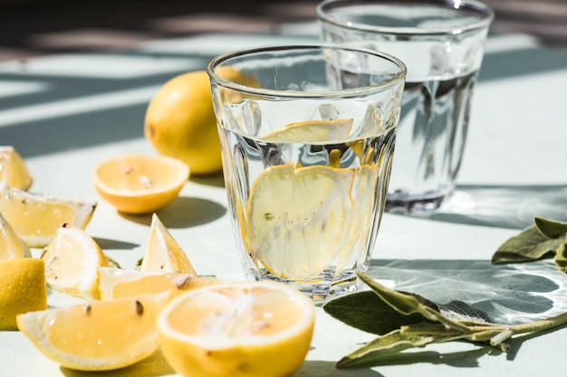 Cocktail alcoolisé au gin tonic avec du jus de citron tonique amer au gin sec