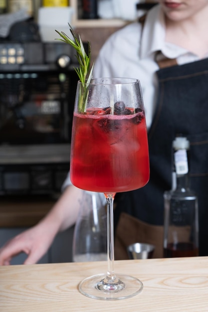 Cocktail alcoolisé Berry avec de la glace dans un verre à la table du bar