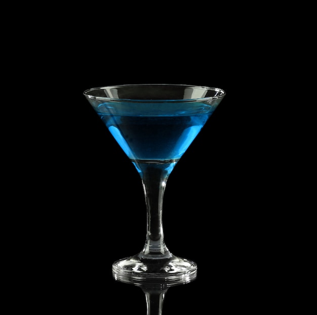 Cocktail alcoolisé bleu dans un verre sur fond noir