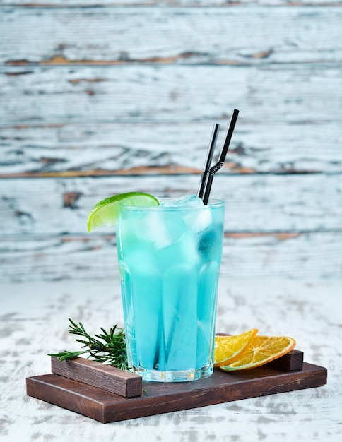 Cocktail alcoolisé bleu Sur un fond en bois Vue de dessus Espace de copie gratuit