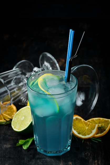 Cocktail alcoolisé Blue Lagoon Boire Sur un fond en bois Vue de dessus