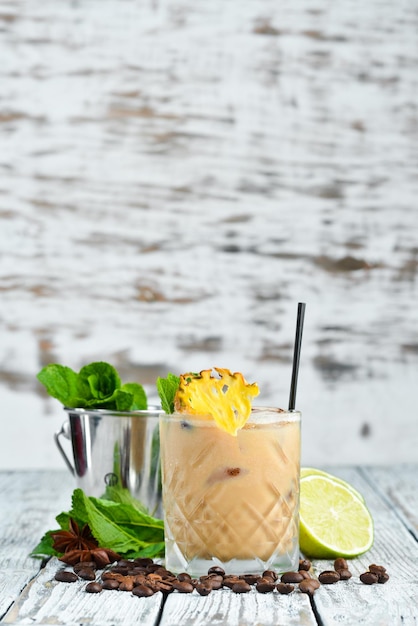 Cocktail alcoolisé de café à la crème dans un verre