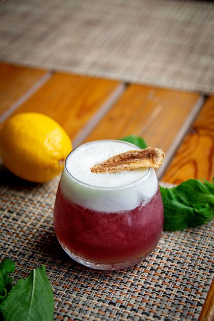 Cocktail alcoolisé club de trèfle avec framboises au gin et mousse de blanc d'oeuf