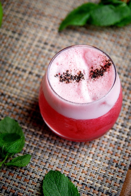 Cocktail alcoolisé club de trèfle avec framboises au gin et mousse de blanc d'oeuf