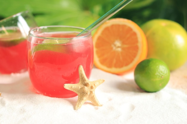 Cocktail alcoolisé de couleur rose près de fruits tropicaux Boisson fraîche sur la plage Mise au point sélective