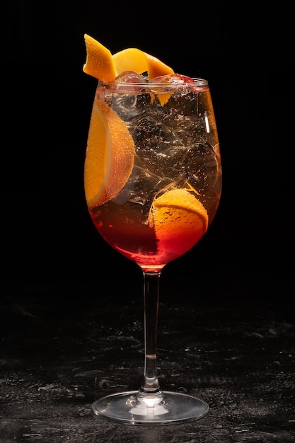 Cocktail alcoolisé dans un gobelet en verre transparent.