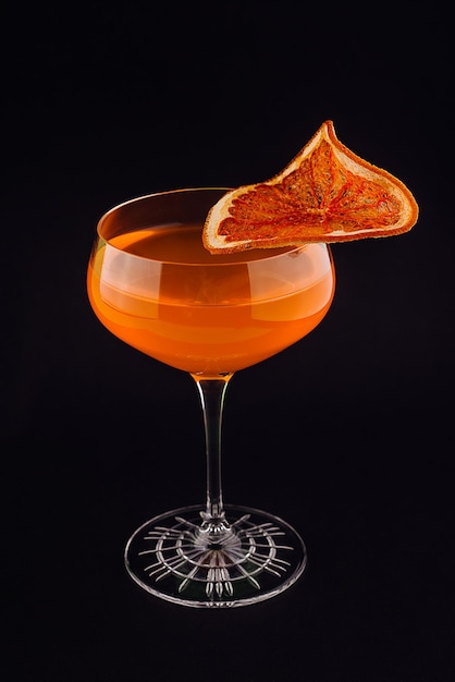 Cocktail alcoolisé dans un verre avec une tranche d'orange