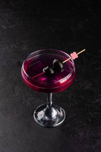 Cocktail alcoolisé sur fond noir