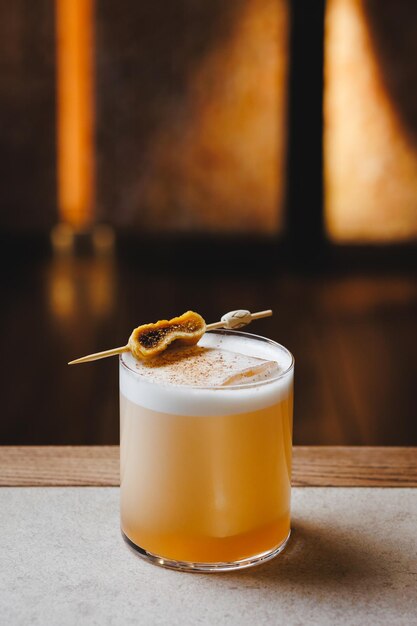 Un cocktail alcoolisé sur le fond d'un restaurant, d'un bar et d'un pub.