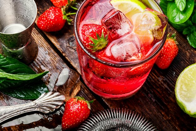 Cocktail alcoolisé à la fraise