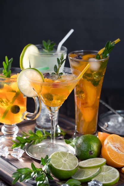 Cocktail alcoolisé avec fruits et glace