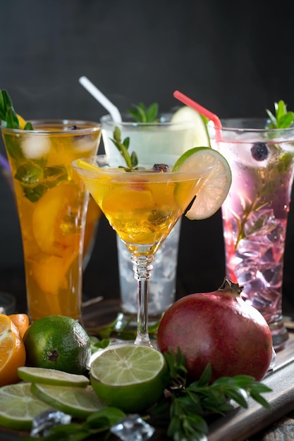 Cocktail alcoolisé avec fruits et glace