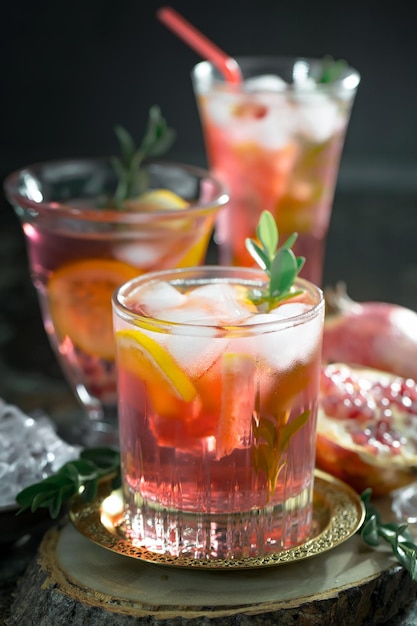 Cocktail alcoolisé avec fruits et glace