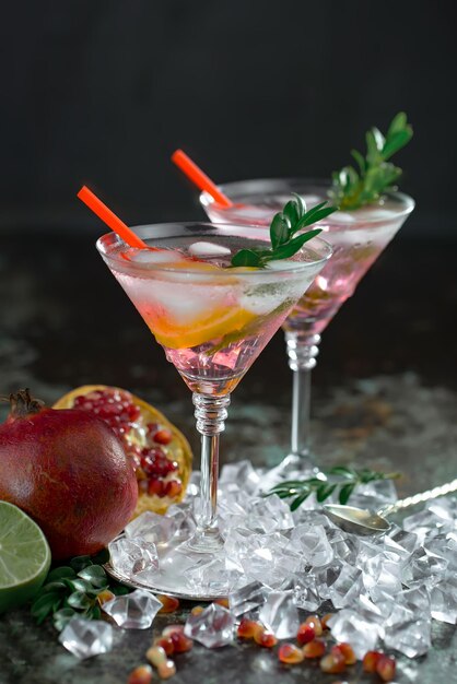 Cocktail alcoolisé avec fruits et glace