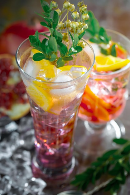 Cocktail alcoolisé avec fruits et glace