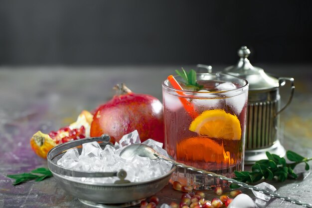 Cocktail alcoolisé avec fruits et glace