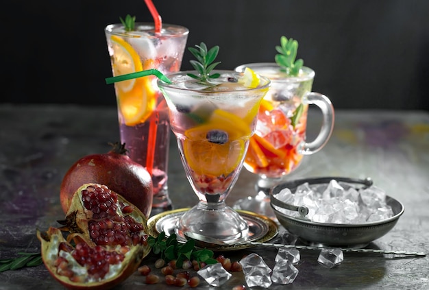 Cocktail alcoolisé avec fruits et glace