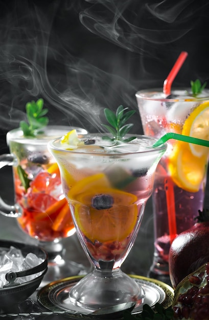 Cocktail alcoolisé avec fruits et glace