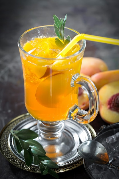 Cocktail alcoolisé avec fruits et glace