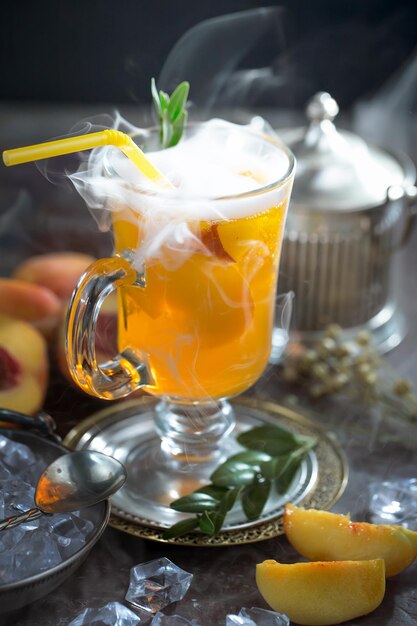 Cocktail alcoolisé avec fruits et glace