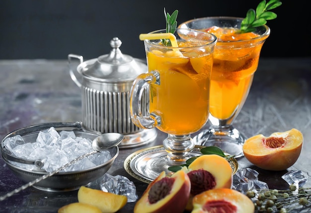 Cocktail alcoolisé avec fruits et glace