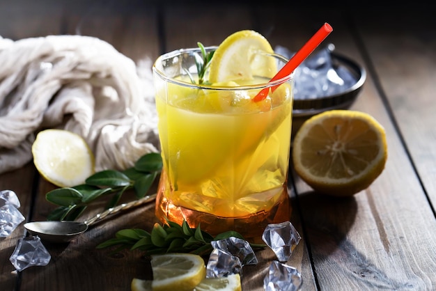 Cocktail alcoolisé avec fruits et glace