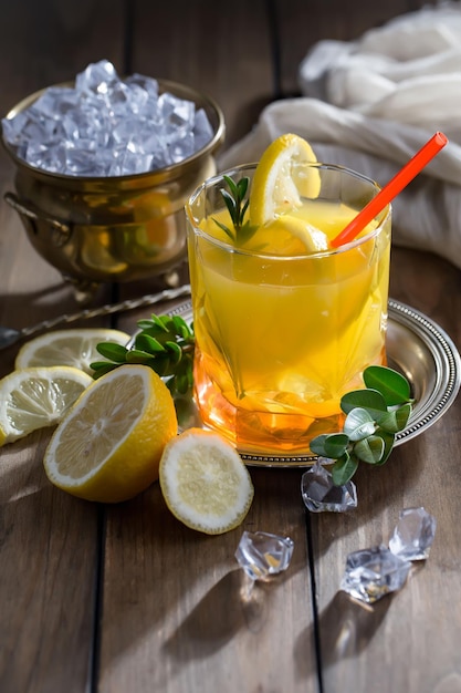 Cocktail alcoolisé avec fruits et glace