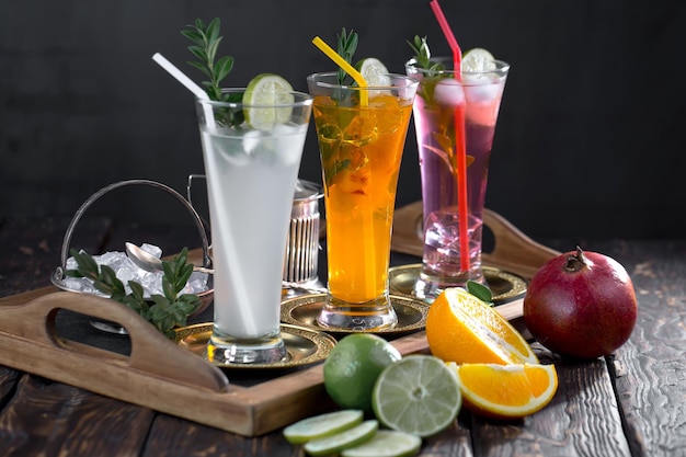 Photo cocktail alcoolisé avec fruits et glace