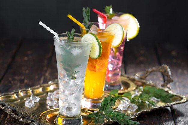 Cocktail alcoolisé avec fruits et glace