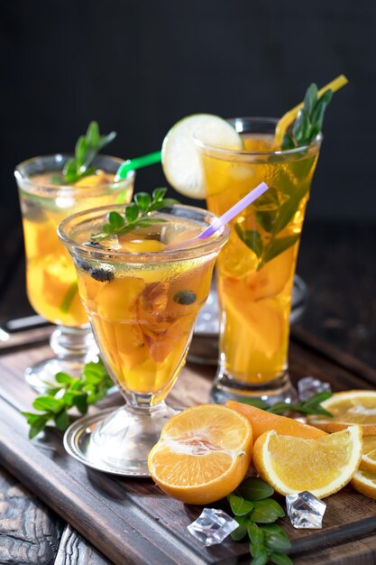 Cocktail alcoolisé avec fruits et glace