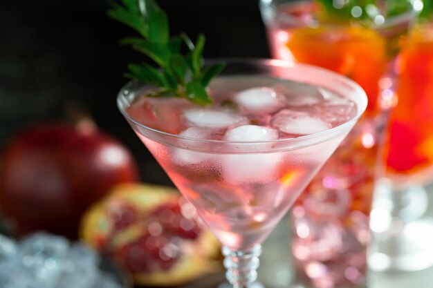 Cocktail alcoolisé avec fruits et glace