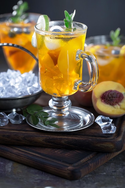 Cocktail alcoolisé avec fruits et glace