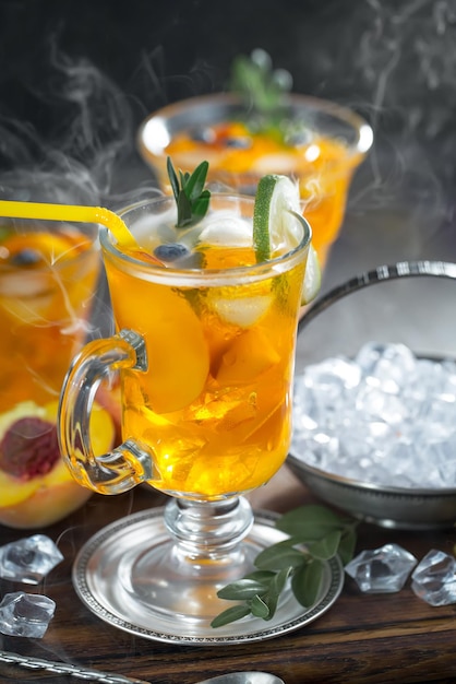 Cocktail alcoolisé avec fruits et glace