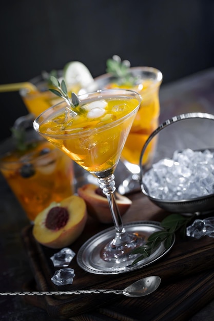 Cocktail alcoolisé avec fruits et glace