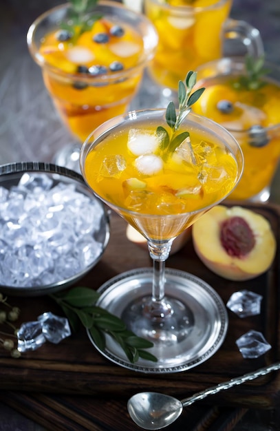 Cocktail alcoolisé avec fruits et glace