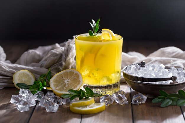 Cocktail alcoolisé avec des fruits et de la glace