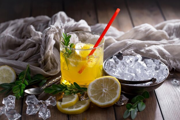 Cocktail alcoolisé avec fruits et glace