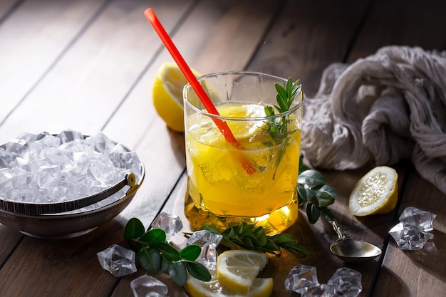 Cocktail alcoolisé avec des fruits et de la glace