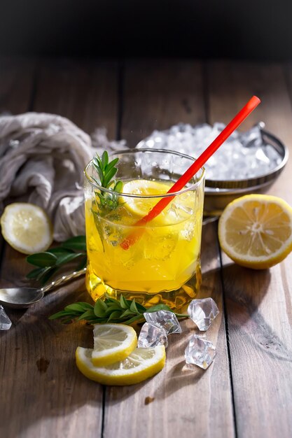 Cocktail alcoolisé avec fruits et glace