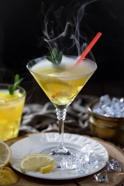 Cocktail alcoolisé avec des fruits et de la glace