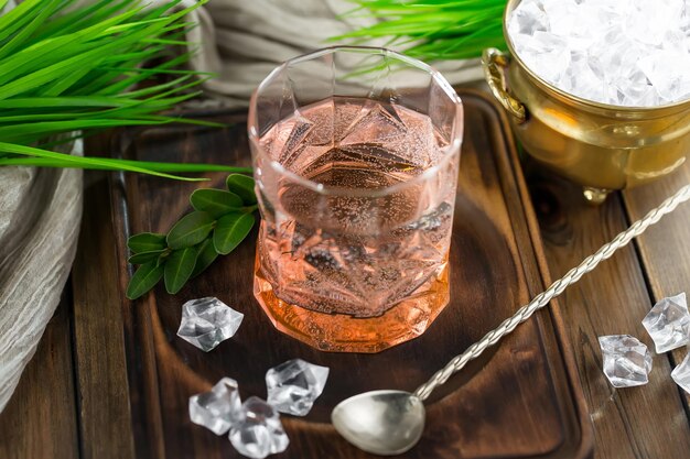 Cocktail alcoolisé avec fruits et glace