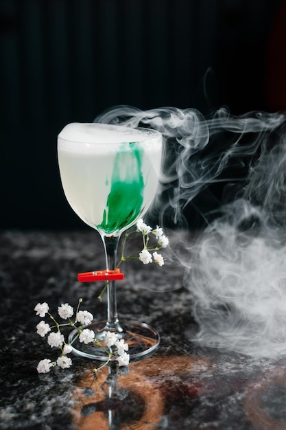 Cocktail alcoolisé garni de concept de menu de bar à bulles de fumée
