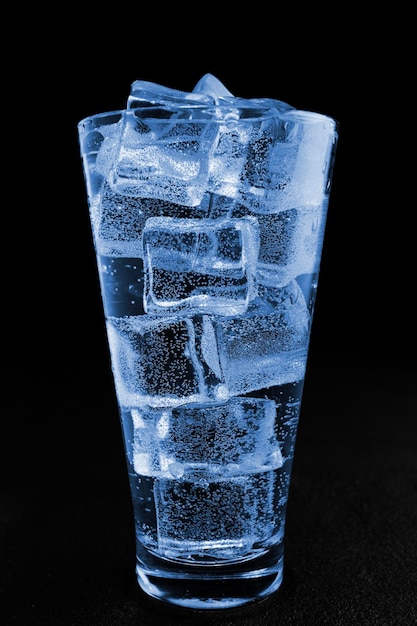 Cocktail alcoolisé avec de la glace sur fond sombre