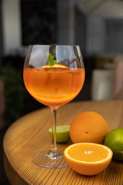cocktail alcoolisé avec glace, orange, menthe