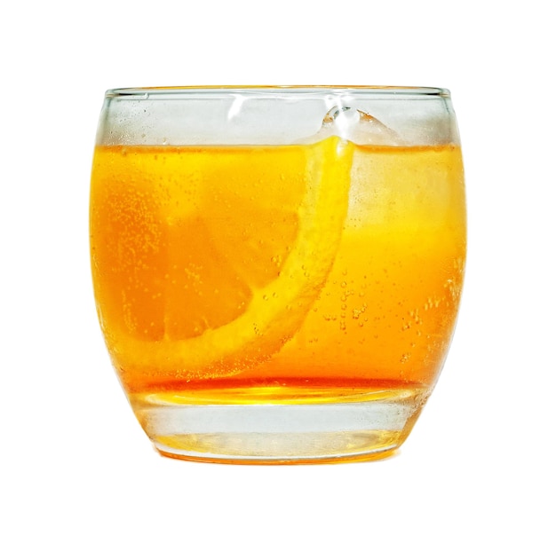 Cocktail alcoolisé isolé sur fond blanc