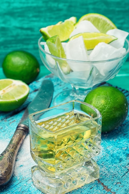 Cocktail alcoolisé à la lime
